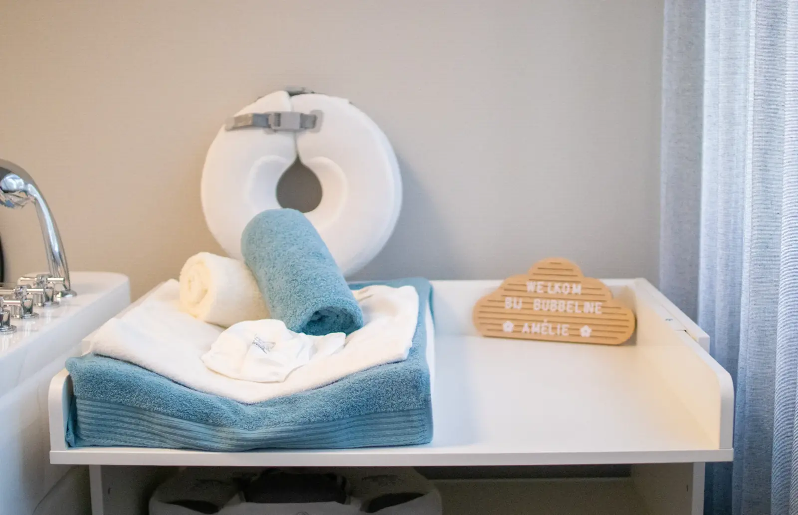 Bubbeline baby spa Genk - interieur met handdoeken en welkomstbordje