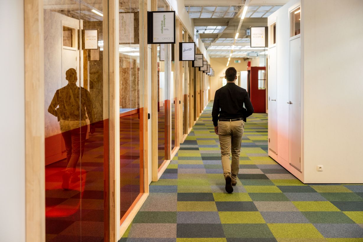 PodaLink webdesign Man loopt door gang in C-Mine Crib